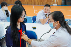 Bản tin tổng hợp 04/06: 100% học sinh, sinh viên được khám sức khỏe định kỳ Bản tin tổng hợp 04/06: 100% học sinh, sinh viên được khám sức khỏe định kỳ