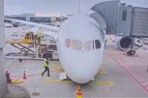 Máy bay Boeing 787 sập càng đáp khiến một số người bị thương 