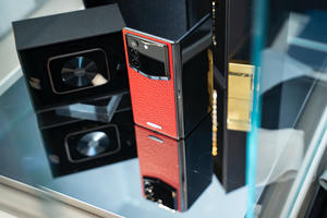 Vertu Alphafold: Điện thoại gập cho những người cần sự riêng tư