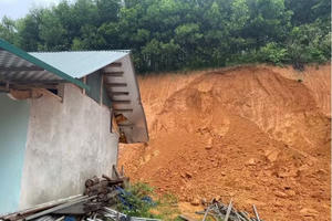 Tuyên Quang di dời khẩn cấp người dân khỏi vùng sạt lở Tuyên Quang di dời khẩn cấp người dân khỏi vùng sạt lở