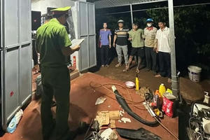 Triệt xóa điểm bán ma túy trong chòi rẫy hẻo lánh, bắt giữ đối tượng nhiều tiền án Triệt xóa điểm bán ma túy trong chòi rẫy hẻo lánh, bắt giữ đối tượng nhiều tiền án