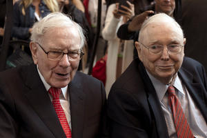 Giải mã khoảng cách tài sản giữa Warren Buffett và Charlie Munger: Sức mạnh của lãi kép và sự kỷ luật