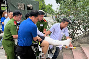 Công an xã Bình Sơn hỗ trợ thí sinh bị ngã đến điểm thi an toàn trong kỳ thi tốt nghiệp THPT năm 2026