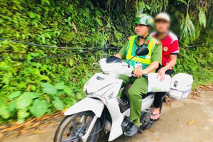 Thí sinh ở Tuyên Quang ngủ quên, hỏng xe giữa đường được Công an đón đi thi Thí sinh ở Tuyên Quang ngủ quên, hỏng xe giữa đường được Công an đón đi thi