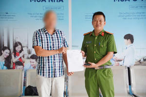Thiếu tá Công an ở Điện Biên trao trả lại gần 500 triệu đồng cho người chuyển khoản nhầm