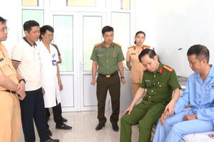Phó Giám đốc Công an tỉnh Thanh Hoá thăm chiến sĩ phòng Cảnh sát giao thông bị thương khi làm nhiệm vụ Phó Giám đốc Công an tỉnh Thanh Hoá thăm chiến sĩ phòng Cảnh sát giao thông bị thương khi làm nhiệm vụ
