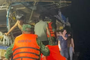 Biên phòng Quảng Ninh cứu 3 ngư dân trong vụ chìm tàu trên biển