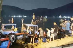 Bắt giữ 5 thanh niên dùng loa công suất lớn chửi bới, gây náo loạn bán đảo Hải Minh để đòi nợ Bắt giữ 5 thanh niên dùng loa công suất lớn chửi bới, gây náo loạn bán đảo Hải Minh để đòi nợ