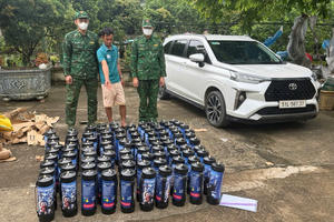 Thu giữ 92 bình khí cười nghi nhập lậu ở cửa khẩu Hoành Mô