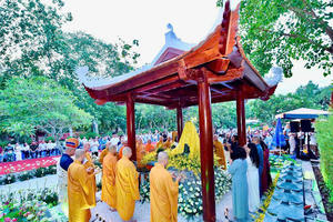 An vị tượng Phật hoàng Trần Nhân Tông tại Thiền viện Trúc Lâm Phương Nam An vị tượng Phật hoàng Trần Nhân Tông tại Thiền viện Trúc Lâm Phương Nam