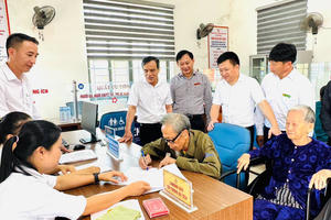 Xã Cẩm Trung ra mắt mô hình hỗ trợ người yếu thế tiếp cận dịch vụ công số