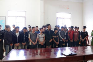 Gia Lai: Triệu tập 39 thanh thiếu niên mang hung khí gây rối trên đường
Gia Lai: Triệu tập 39 thanh thiếu niên mang hung khí gây rối trên đường