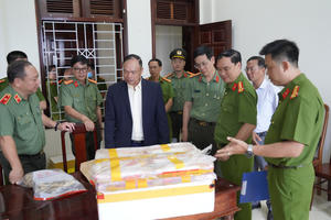 Gia Lai: Bắt nhóm đối tượng mua bán trái phép gần 03 kg ma túy các loại
Gia Lai: Bắt nhóm đối tượng mua bán trái phép gần 03 kg ma túy các loại