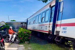 Xe tải bất ngờ lao ra đường sắt, tàu SE5 phanh khẩn cấp tránh va chạm