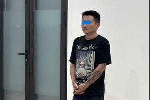 Tạm giữ khẩn cấp người đàn ông say rượu lái ô tô tông phá tài sản, gây rối phố đêm TP Đà Nẵng Tạm giữ khẩn cấp người đàn ông say rượu lái ô tô tông phá tài sản, gây rối phố đêm TP Đà Nẵng