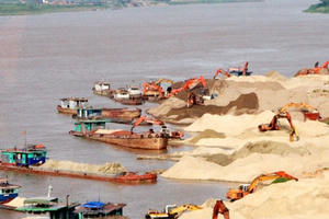 Chính phủ yêu cầu quản lý chặt việc khai thác cát lòng sông có nguy cơ làm gia tăng sụt lún, sạt lở