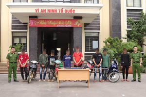 Triệu tập 8 thanh thiếu niên mang hung khí, lạng lách, nẹt pô gây rối trong đêm