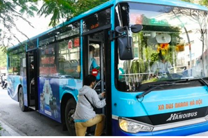 Hà Nội yêu cầu xử lý, chấn chỉnh nhân viên phục vụ xe buýt đòi đuổi khách xuống xe
Hà Nội yêu cầu xử lý, chấn chỉnh nhân viên phục vụ xe buýt đòi đuổi khách xuống xe
