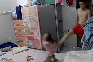 Phẫn nộ clip bé gái 3 tuổi bị "chồng hờ" của mẹ bạo hành tàn nhẫn tại TPHCM