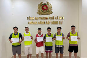 Công an Hà Nội triệt phá đường dây cá độ bóng đá hàng tỷ đồng Công an Hà Nội triệt phá đường dây cá độ bóng đá hàng tỷ đồng