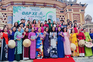 'Áo dài qua phố' lan tỏa thông điệp sống xanh tại Huế 'Áo dài qua phố' lan tỏa thông điệp sống xanh tại Huế