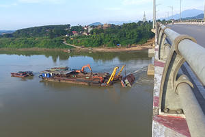 Tiến hành trục vớt 2 tàu chìm tại cầu Sông Lô Tiến hành trục vớt 2 tàu chìm tại cầu Sông Lô