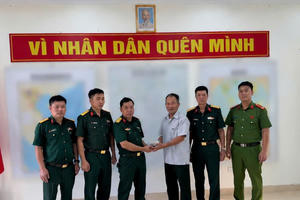 Công dân xúc động nhận lại số tiền hơn 200 triệu đồng bị đánh rơi từ tay Thiếu tá quân đội