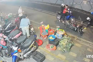 Điều tra nhóm thanh niên mang hung khí truy đuổi, đập phá xe máy giữa trung tâm TP HCM