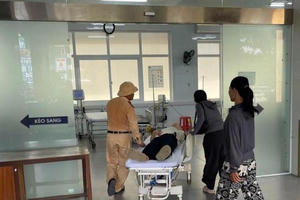 Cảnh sát giao thông Hà Tĩnh hỗ trợ người bệnh cấp cứu kịp thời Cảnh sát giao thông Hà Tĩnh hỗ trợ người bệnh cấp cứu kịp thời