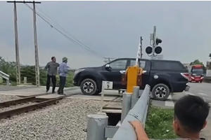 Điều khiển xe bán tải "thông chốt" khi tàu hỏa sắp qua, nữ tài xế bị phạt 19 triệu đồng Điều khiển xe bán tải "thông chốt" khi tàu hỏa sắp qua, nữ tài xế bị phạt 19 triệu đồng