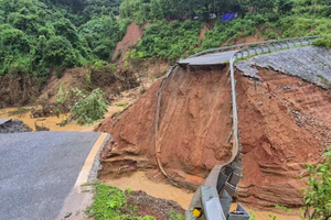 Quốc lộ 12 nối Lai Châu - Điện Biên bị sạt lở đứt đôi, giao thông tê liệt