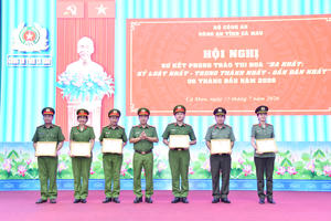 Công an Cà Mau sơ kết phong trào thi đua “Ba nhất”, tạo chuyển biến toàn diện Công an Cà Mau sơ kết phong trào thi đua “Ba nhất”, tạo chuyển biến toàn diện