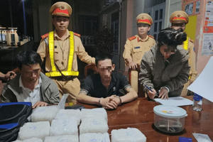 Bộ Công an khen thưởng CSGT Đắk Lắk vụ phát hiện hơn 10kg ma túy trên Quốc lộ 14 Bộ Công an khen thưởng CSGT Đắk Lắk vụ phát hiện hơn 10kg ma túy trên Quốc lộ 14