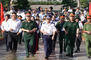 Đoàn công tác Cảnh sát biển Việt Nam thăm, tặng quà quân và dân đặc khu Côn Đảo Đoàn công tác Cảnh sát biển Việt Nam thăm, tặng quà quân và dân đặc khu Côn Đảo