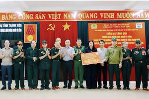 Trao quà tri ân người có công tại Trung tâm Điều dưỡng Thanh Hoá