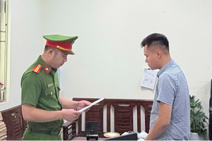 Khởi tố tài xế taxi lợi dụng thẻ thanh toán cước để chiếm đoạt tài sản Khởi tố tài xế taxi lợi dụng thẻ thanh toán cước để chiếm đoạt tài sản