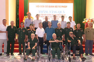 Hội Cựu chiến binh Cơ quan Bộ Tư pháp thăm và tặng quà Trung tâm điều dưỡng thương binh Nghệ An