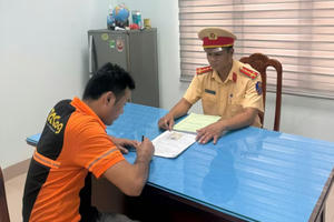Phạt tài xế xe tải 41,5 triệu đồng, "treo" bằng lái vì cố tình vượt cần chắn đường sắt đang hạ