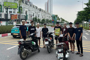Triệu tập 8 thanh, thiếu niên bốc đầu xe, mang hung khí gây rối trên đường phố Hà Nội