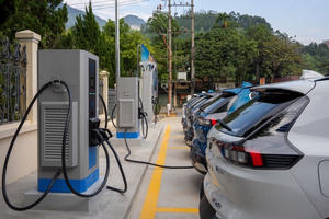 Cán bộ, công chức TP HCM phải tiên phong đi xe điện, đẩy nhanh lộ trình giao thông xanh