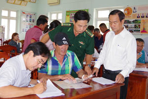 BĐBP Vĩnh Long phối hợp hỗ trợ ngư dân hoàn thiện thủ tục cấp phép thiết bị vô tuyến điện trên tàu cá