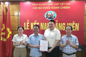 Chi bộ Khối Hành chính, Đảng bộ Báo Pháp luật Việt Nam kết nạp đảng viên Chi bộ Khối Hành chính, Đảng bộ Báo Pháp luật Việt Nam kết nạp đảng viên
