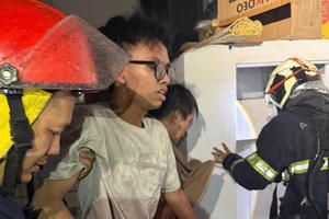 Cháy nhà 3 tầng trong ngõ nhỏ ở Hà Nội, 2 người mắc kẹt được cứu thoát Cháy nhà 3 tầng trong ngõ nhỏ ở Hà Nội, 2 người mắc kẹt được cứu thoát