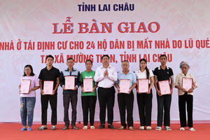 Lai Châu: Bàn giao nhà ở tái định cư cho 24 hộ dân bị mất nhà do lũ quét