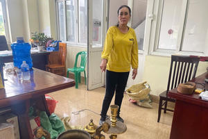 Người phụ nữ có 3 tiền án bị bắt cùng lư hương tang vật trộm cắp ở Yên Tử Người phụ nữ có 3 tiền án bị bắt cùng lư hương tang vật trộm cắp ở Yên Tử