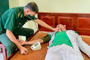 Đồn Biên phòng Trung Bình tiếp nhận ngư dân gặp nạn trên biển