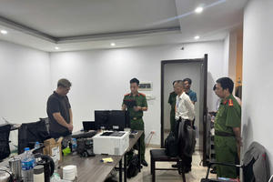 Phú Thọ khởi tố 21 bị can trong vụ lừa dối khách hàng bán thuốc Đông y “Xương khớp bà Sáu” trên mạng
Phú Thọ khởi tố 21 bị can trong vụ lừa dối khách hàng bán thuốc Đông y “Xương khớp bà Sáu” trên mạng