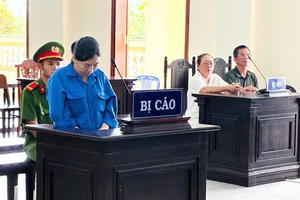 Dùng 11 sổ đỏ giả để chiếm đoạt hơn 1,7 tỉ đồng Dùng 11 sổ đỏ giả để chiếm đoạt hơn 1,7 tỉ đồng