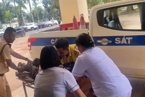 Người phụ nữ có dấu hiệu đột quỵ bên lề đường được CSGT đưa đi cấp cứu