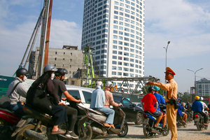 CSGT Hà Nội căng mình giữ nhịp giao thông trên những tuyến đường “Ba nhất”
CSGT Hà Nội căng mình giữ nhịp giao thông trên những tuyến đường “Ba nhất”